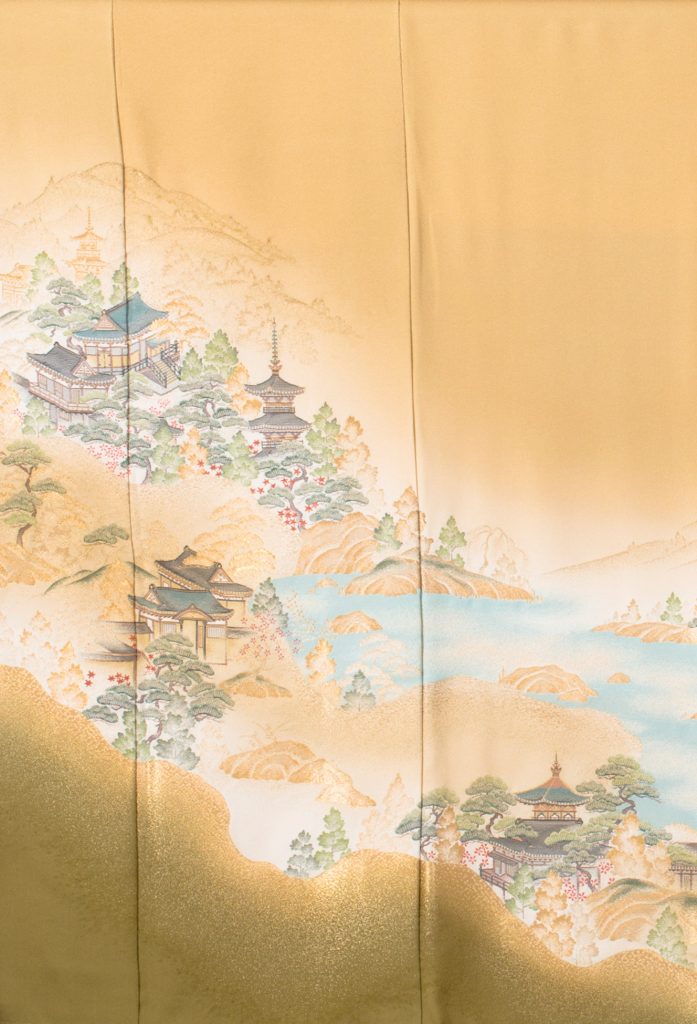 からし色塔のある風景
