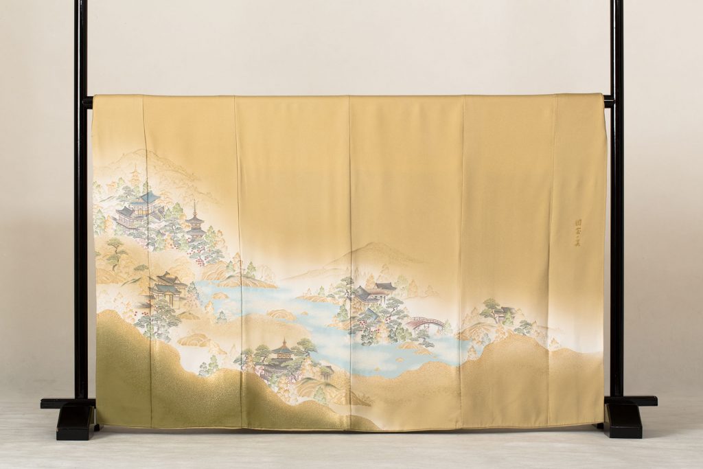 からし色塔のある風景