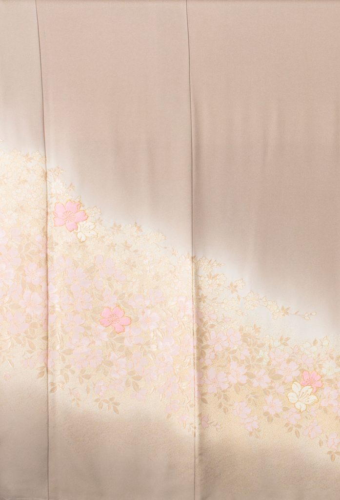 濃ベージュ地敬愛の花