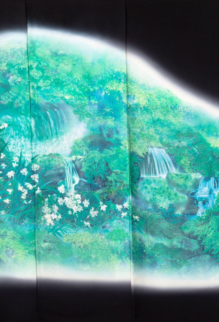滝に草花