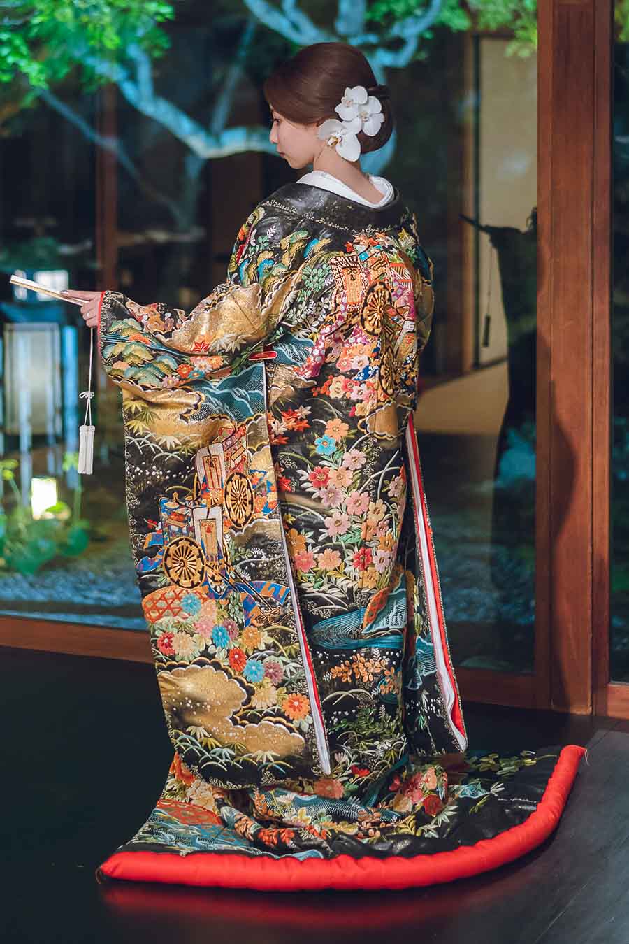 黒地花車花籠相良