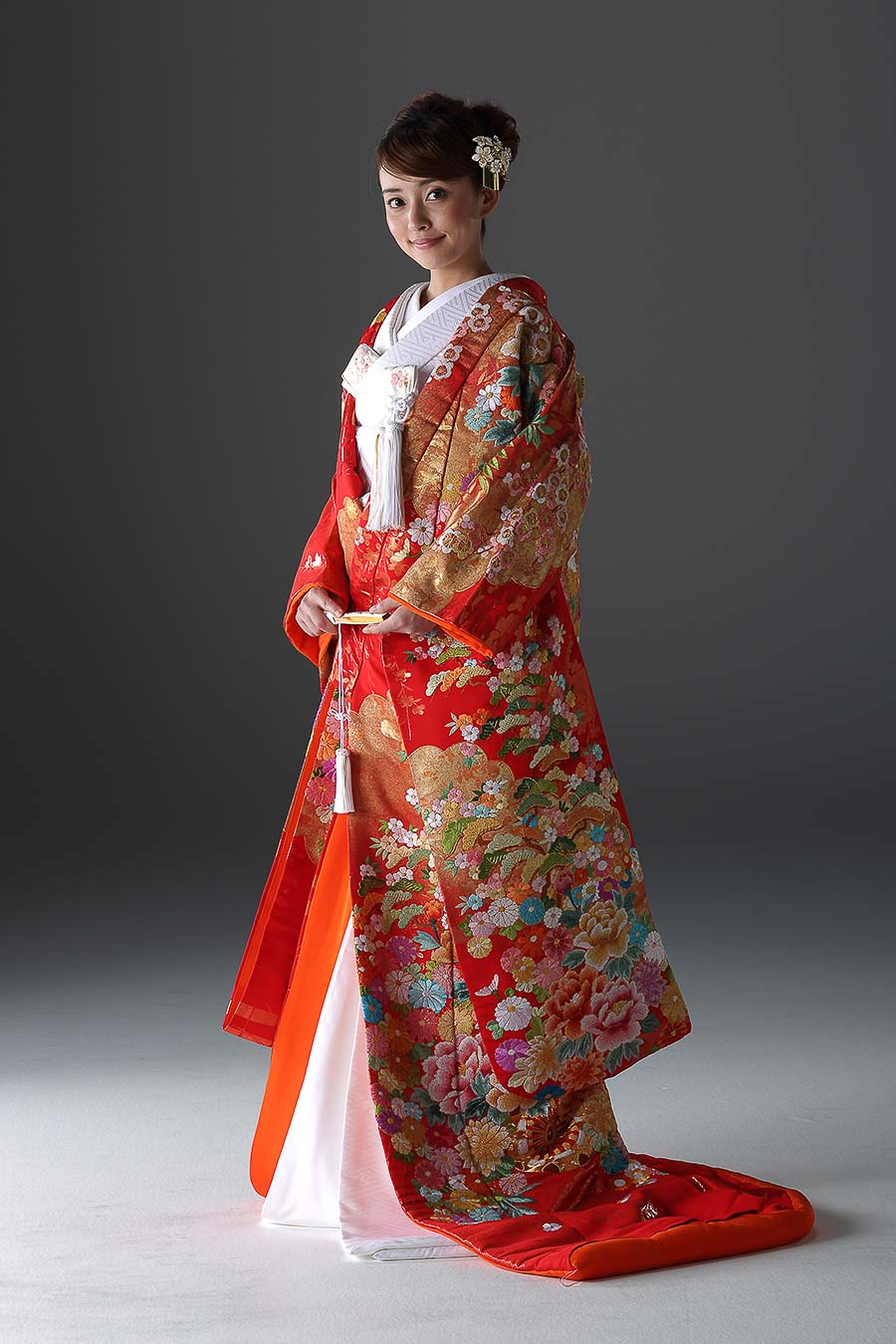 色打掛 白地にオレンジと赤の花柄 金色の鳳凰刺繍 色打掛 白地にオレンジと赤の花柄 金色の鳳凰刺繍