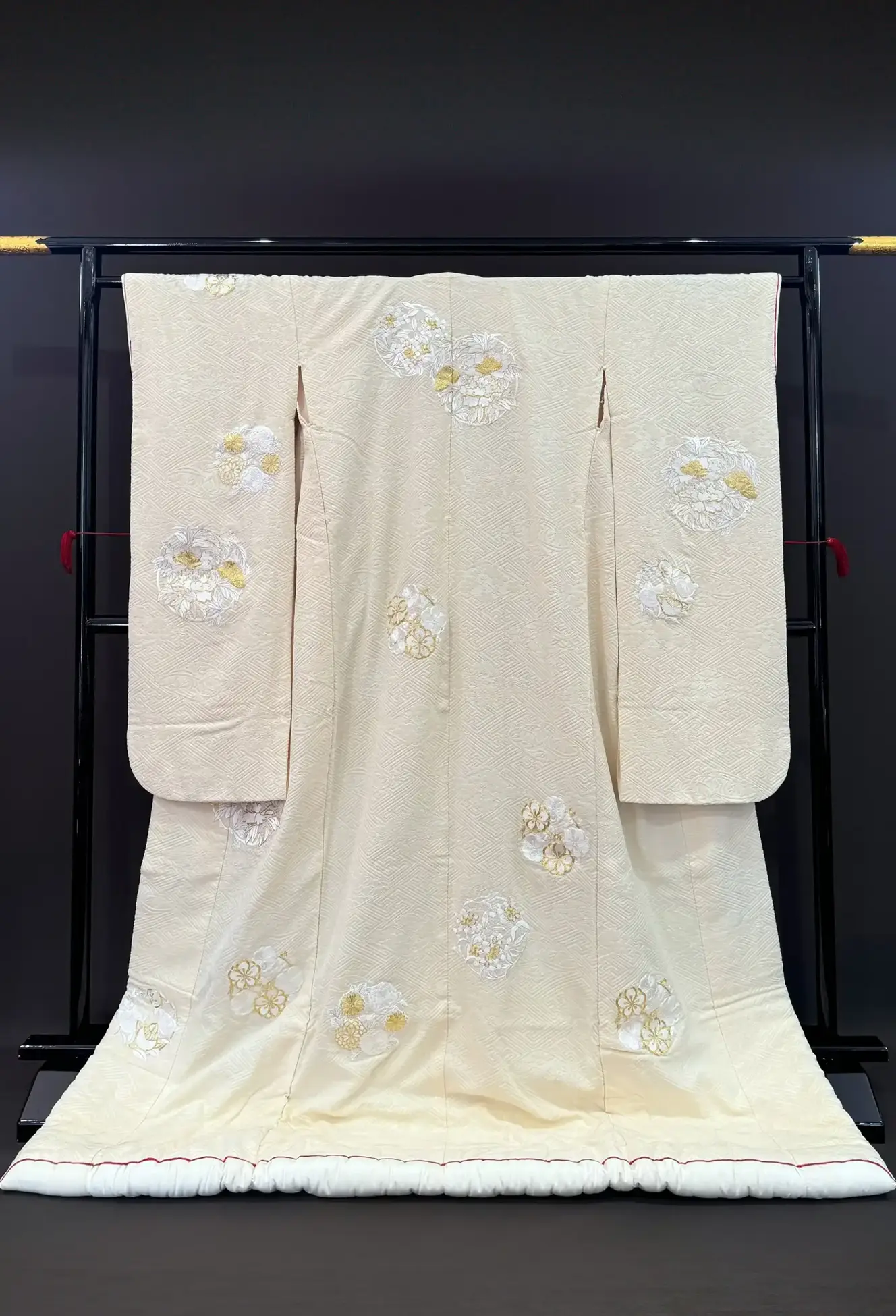 ビロードに金刺繍花紋